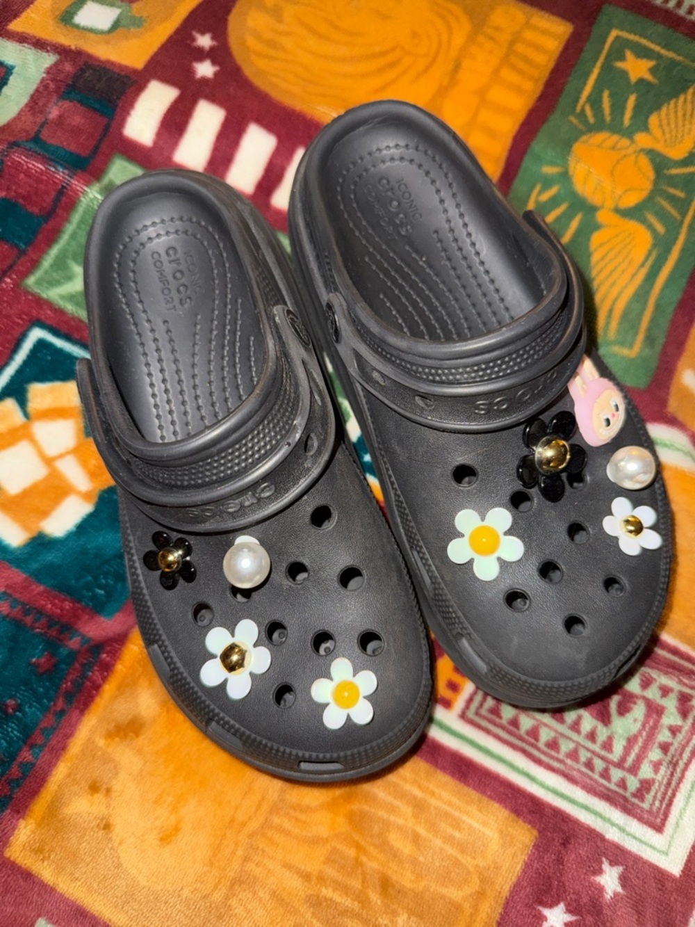 CROCS Kids Black platform Clog Sandals with Daisy and Pearl Charms